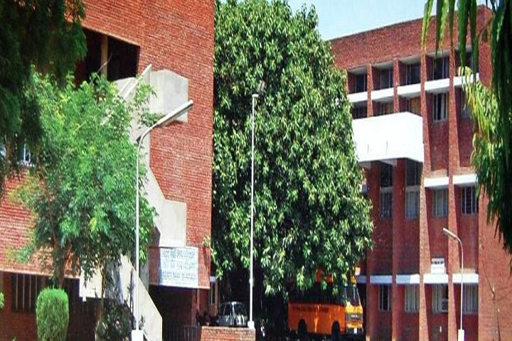 https://cache.careers360.mobi/media/colleges/social-media/media-gallery/8377/2019/1/2/Campus View of Government Home Science College Chandigarh_Campus-View.jpg